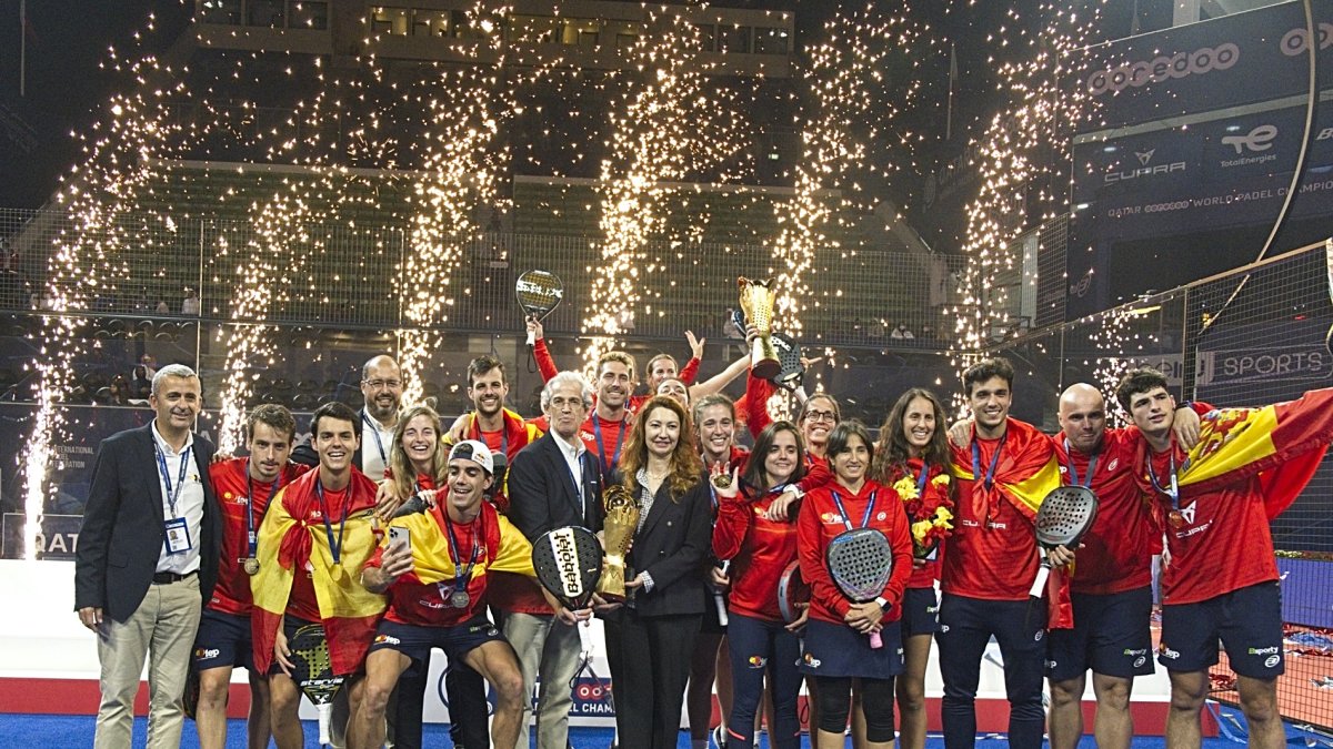 Arturo Coello, a la derecha de la imagen, junto al resto de jugadores de España. / E.M.