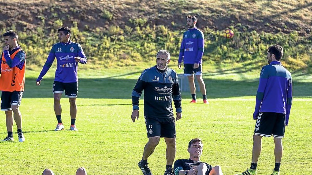 Paco Herrera, rodeado de jugadores durante el entrenamiento matinal del miércoles.-MIGUEL ÁNGEL SANTOS