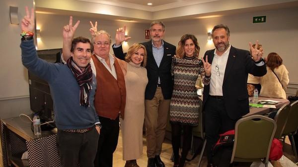 Los candidatos de Vox en León celebran los resultados.-ICAL