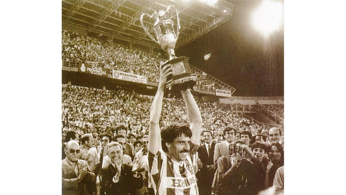 Pepe Moré levanta la Copa de la Liga el 30 de junio de 1984 tras derrotar al Atlético.-EL MUNDO