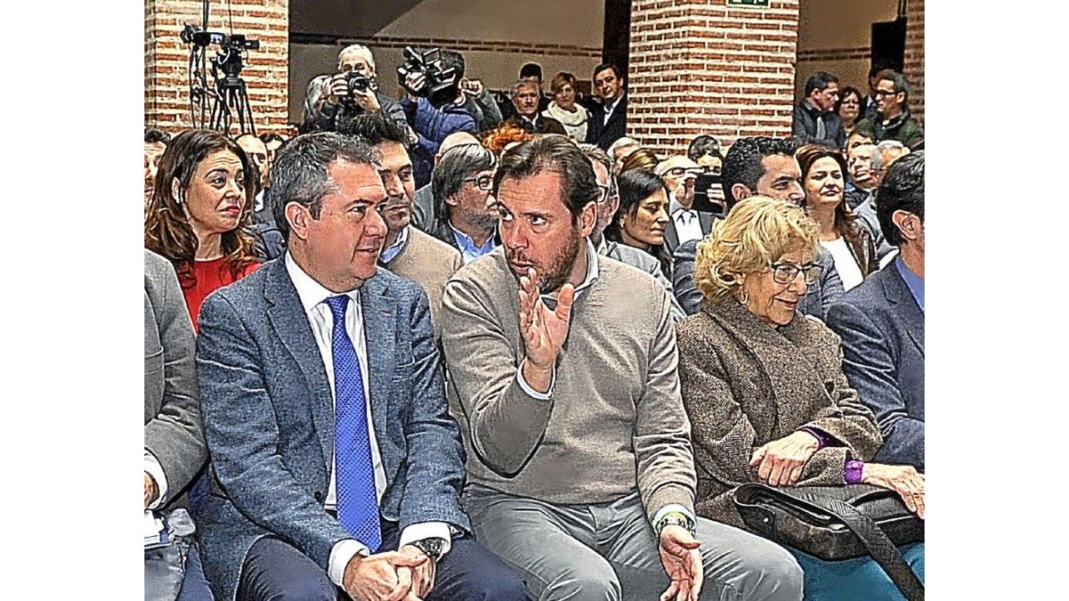 Juan Espadas, Óscar Puente y Manuela Carmena durante la reunión de alcaldes de la FEMP.-EL MUNDO