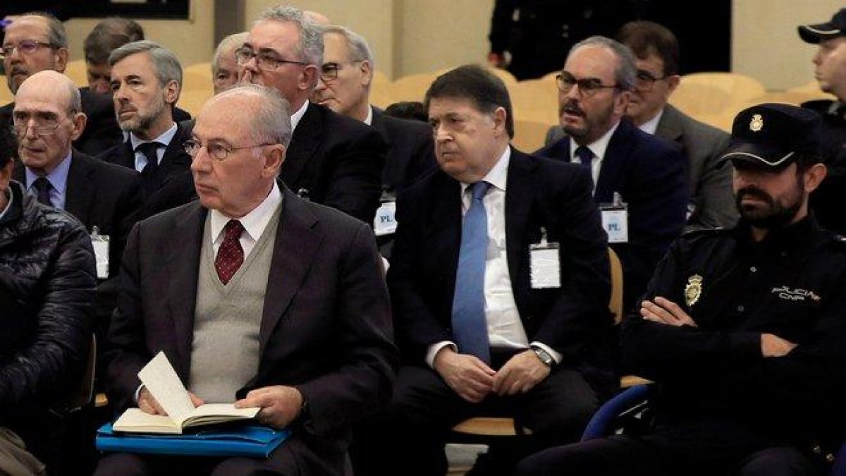El expresidente de Bankia Rodrigo Rato (en primera fila) junto al resto de acusados, durante la primera sesión del juicio por la salida a bolsa de la entidad en el 2011 que se celebra en la Audiencia Nacional.-EFE