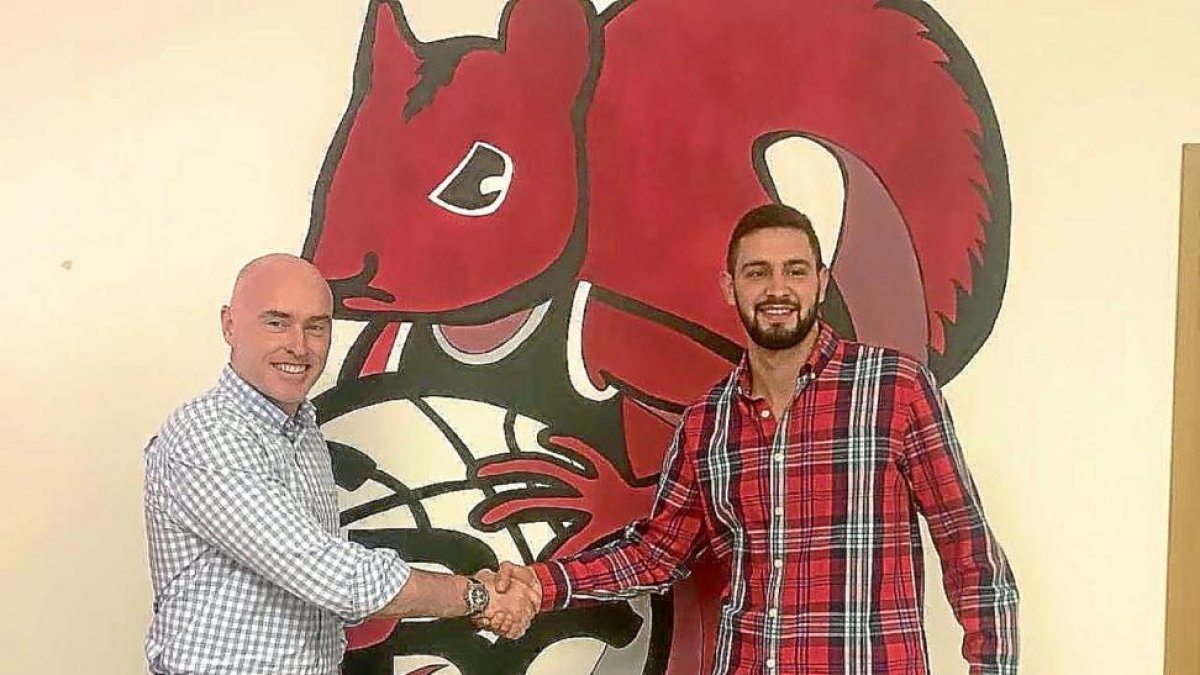 Mike Hansen y Dani Astilleros junto al escudo de las ‘ardillas’ ayer en las oficinas del club en la Casa del Deporte.-G.VELASCO