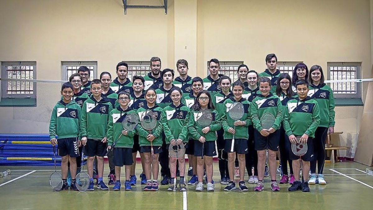 Los componentes y el cuerpo técnico del Club Bádminton Evolución 2011.-SERGIO LÓPEZ