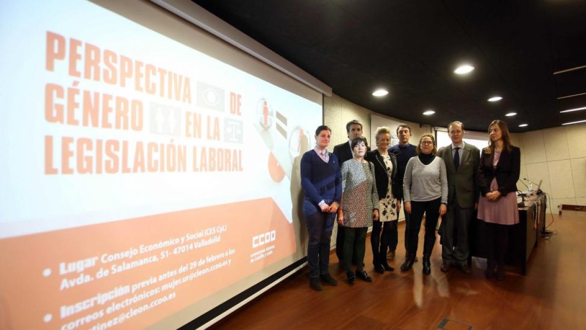 Ponentes de la Jornada de CCOO sobre 'Perspectiva de género en la legislación laboral' posan con el secretario general del sindicato en Castilla y León, Ángel Hernández y el presidente del CES, Germán Barrios.-ICAL