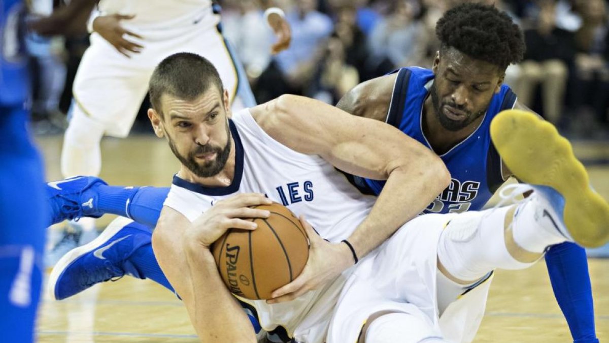 Marc Gasol agarra el balón con fuerza desde el parquet.-WESLEY HITT (AFP)