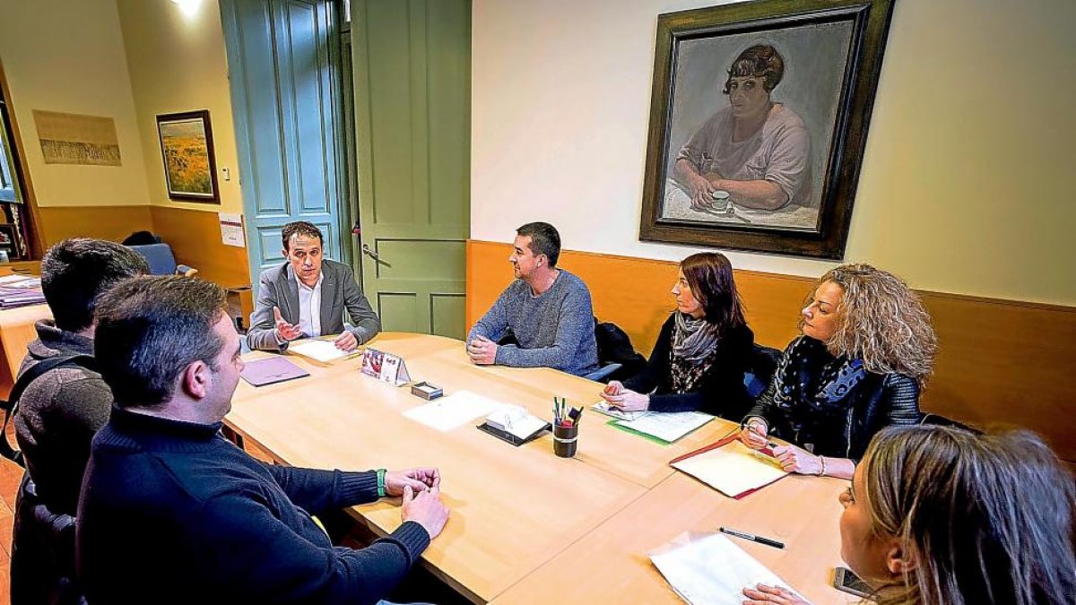 Conrado Íscar se dirige a padres y profesoras de la guardería Casa Cuna, ayer en el Hospital Viejo.-E. M.