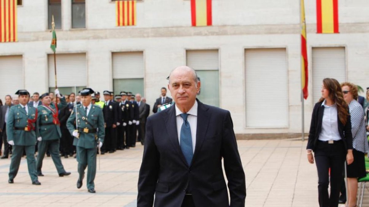 El ministro Jorge Fernandez Diaz preside los actos de celebracion de la festividad de la patrona de la Guardi Civil, la Virgen del Pilar-JORDI SOTERAS