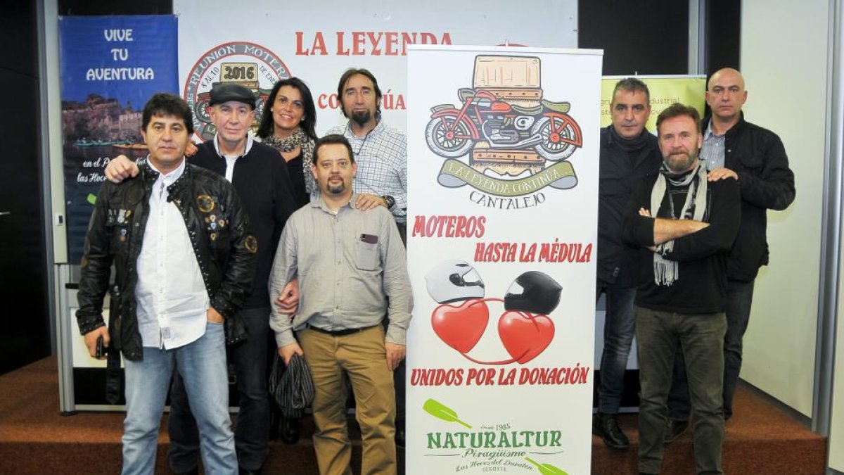Los organizadores del evento junto al eslogan de la concentración.-ICAL