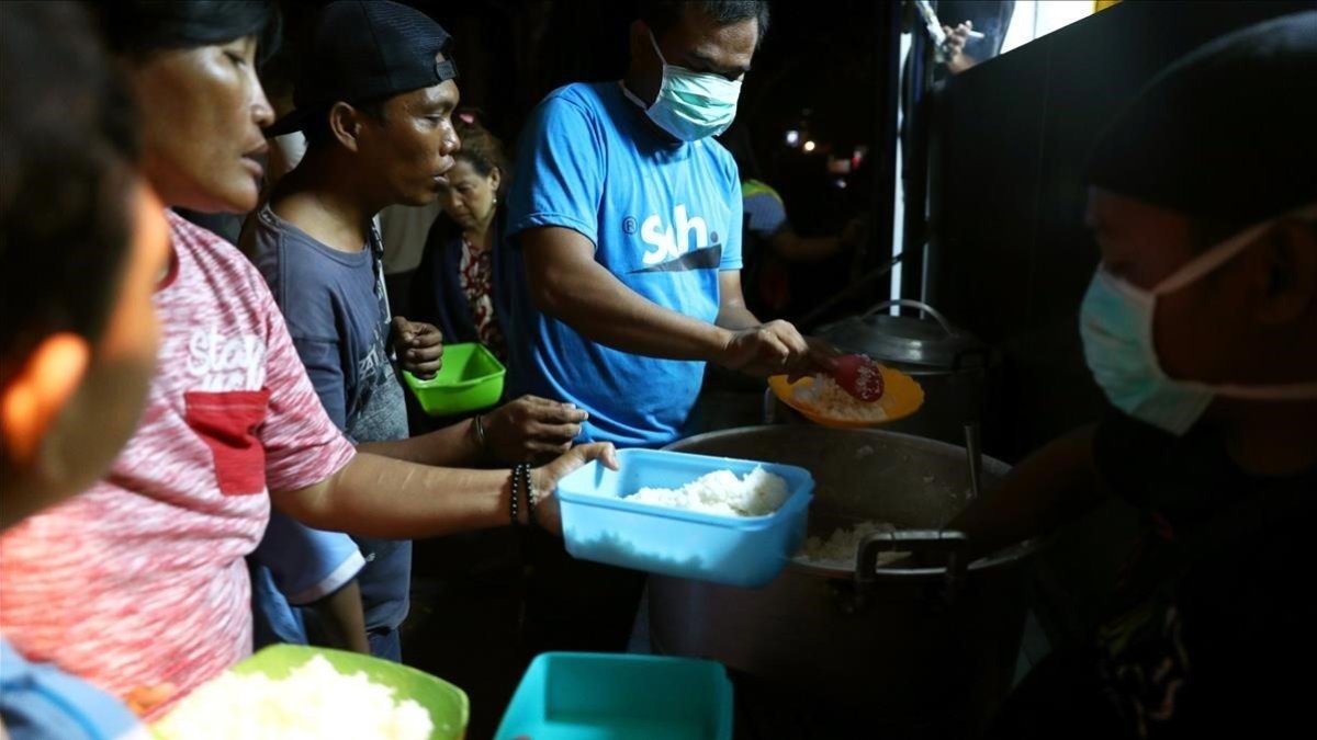Afectados por el tsunami reciben alimentos-REUTERS / ATHIT PERAWONGMETHE