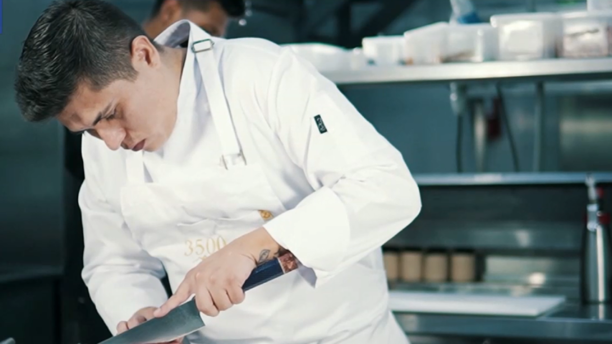 El ecuatoriano Alejandro Huertas prepara su pincho de atún y quinoa. El Mundo