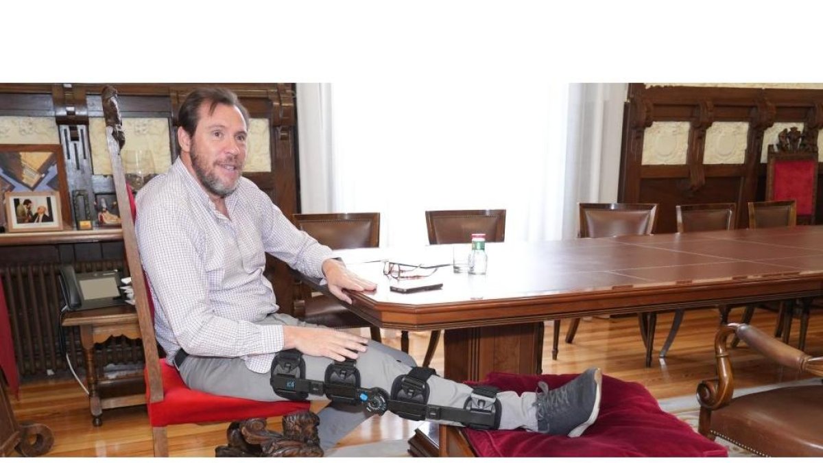 Óscar Puente, en su despacho del Ayuntamiento de Valladolid.-J. M. LOSTAU