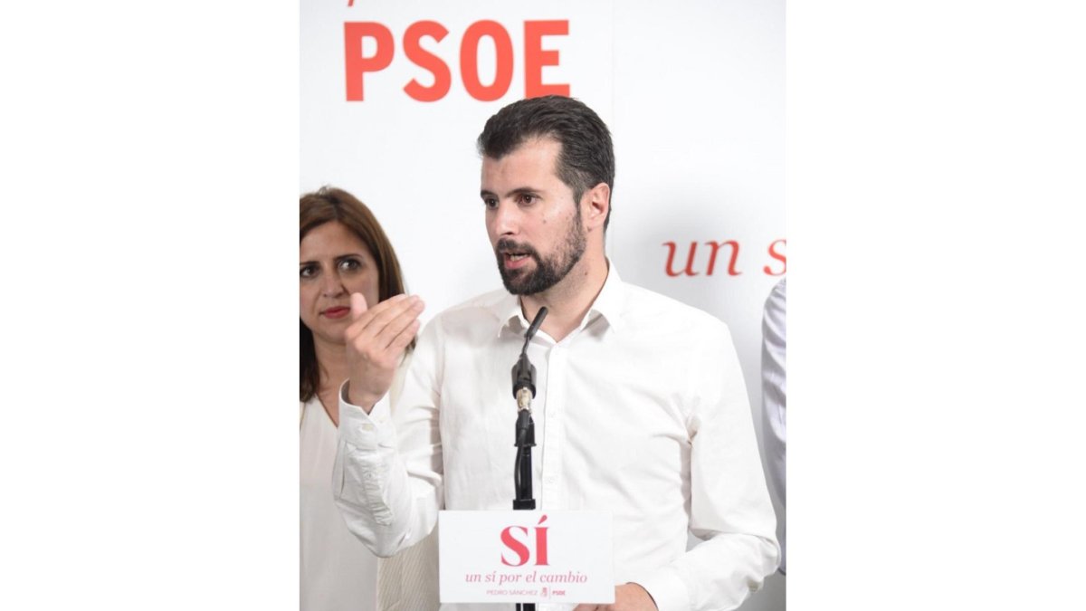 El secretario regional del PSCyL, Luis Tudanca, junto a la candidata al congreso, Esther Peña.-ICAL