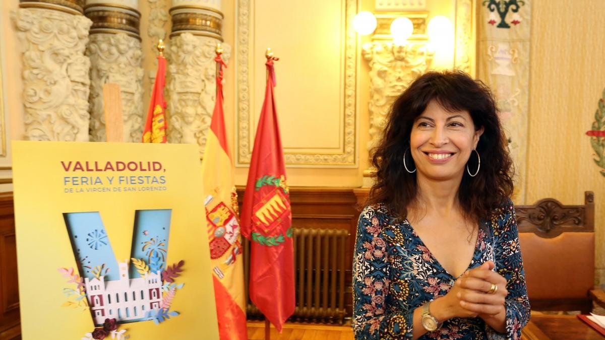 La concejala de Cutura y Turismo, Ana Redondo, presenta el cartel y el programa de la Feria y Fiestas de la Virgen de San Lorenzo 2018.-RUBÉN CACHO / ICAL