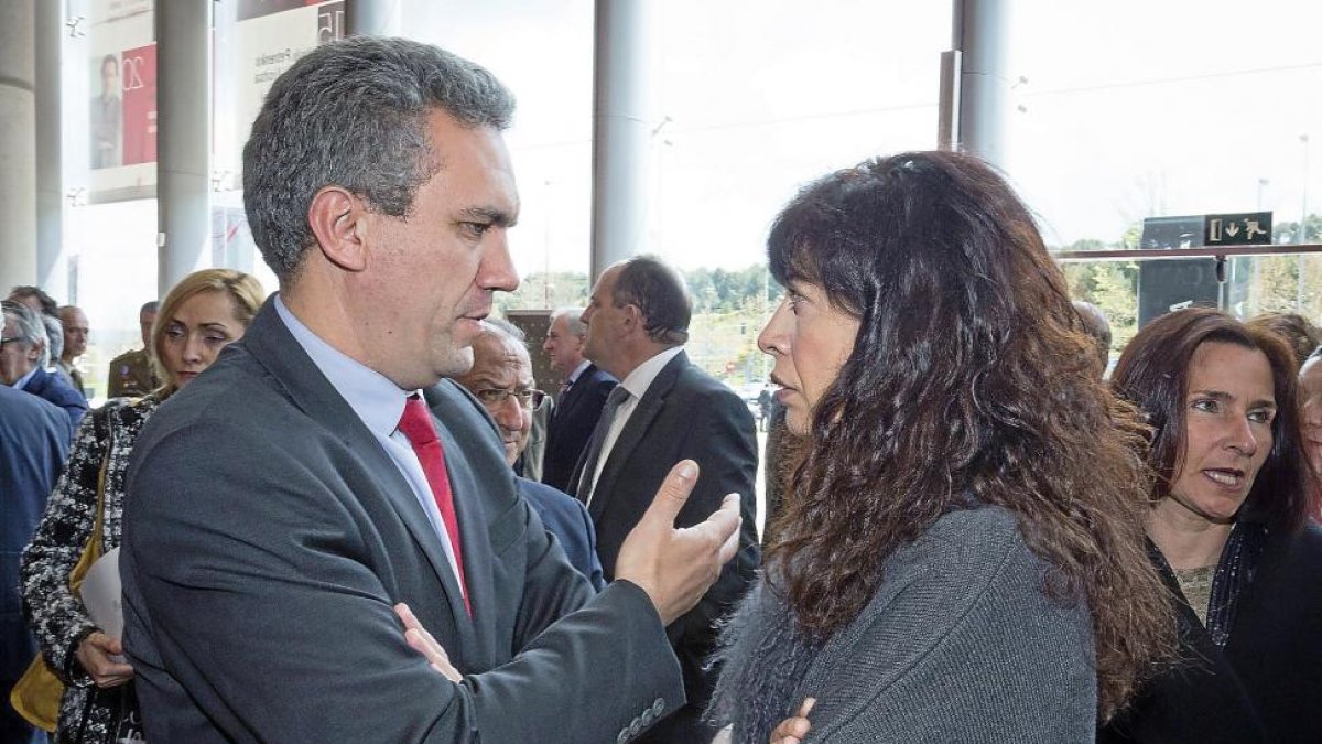 Javier Izquierdo y Ana Redondo ayer en los Premios.-MIGUEL ÁNGEL SANTOS
