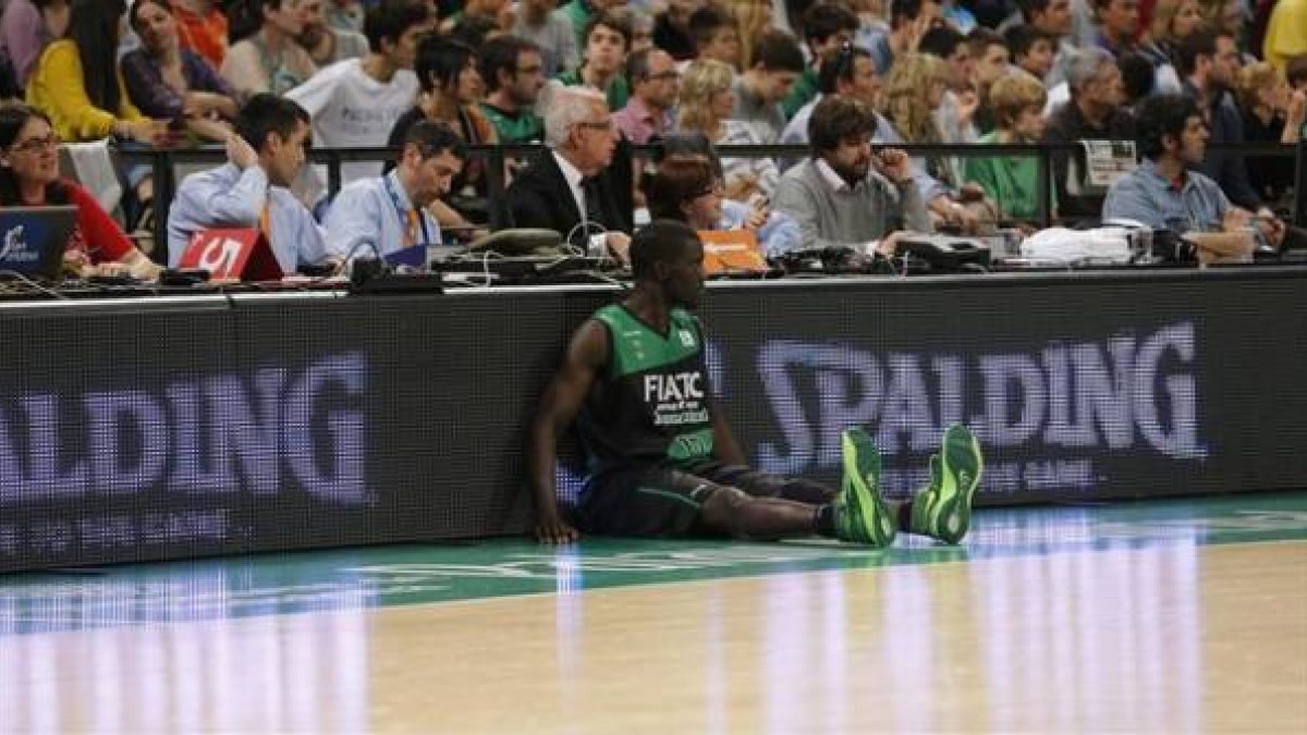 Sitapha Savané, sentado en la banda durante un partido del Joventut.-Foto: ÁLVARO MONGE