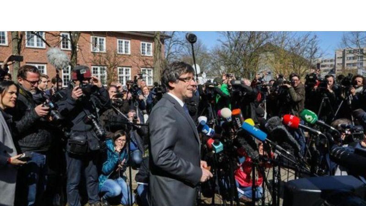 Puigdemont se dirige a los medios tras salir de la cárcel de Neumünster.-EFE / FOCKE STRANGMANN