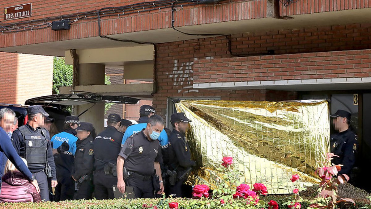 Agentes de la Policía Nacional en el portal de la vivienda donde ocurrieron los hechos. - ICAL
