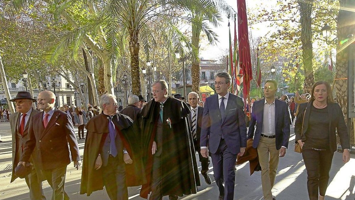 El alcalde de León, Antonio Silván, segundo con capa por la izquierda y a su izquierda Martínez Majo.-ICAL