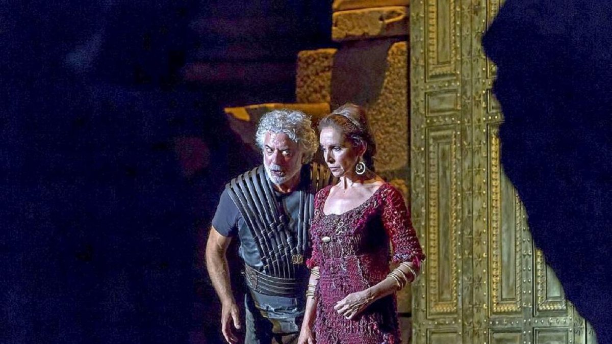 Adolfo Fernández y Ana Belén en plena representación de ‘Medea’.-EL MUNDO