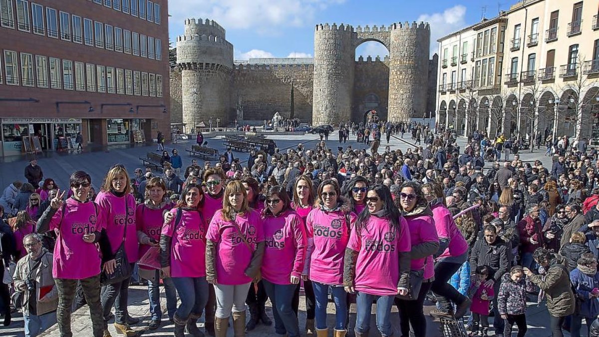 Mujeres de empleados de Nissan, durante la concentración de ayer en Ávila.-ICAL