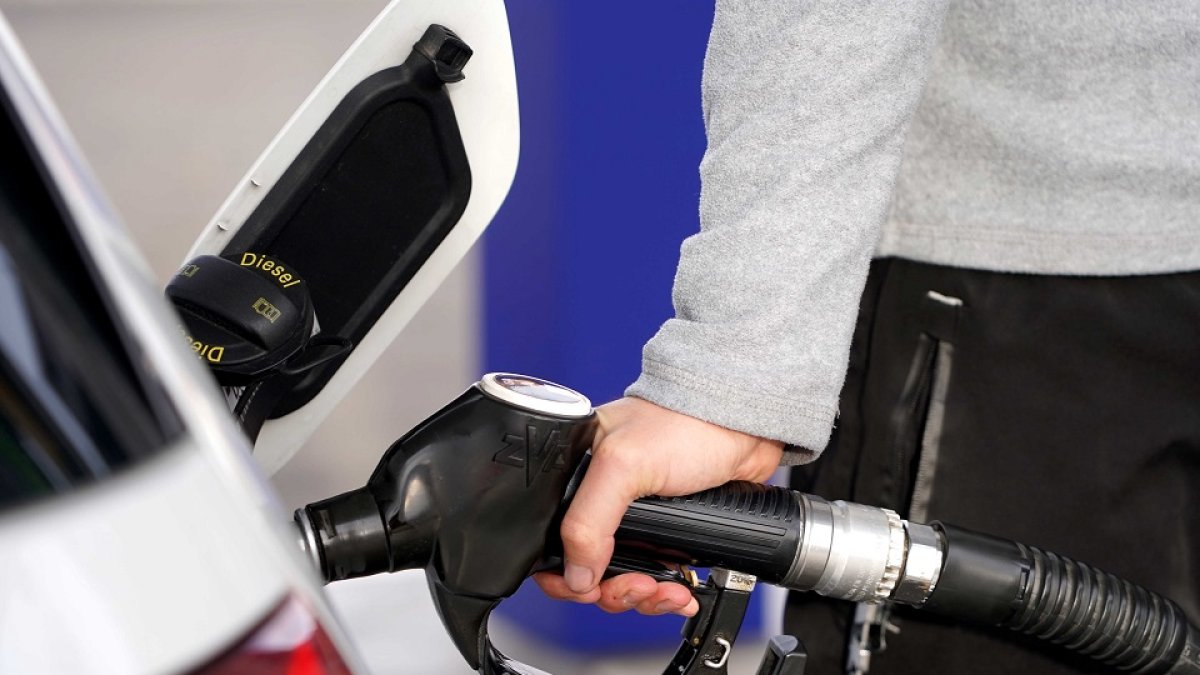 Repostaje de diésel en una gasolinera low cost de Valladolid.- ICAL