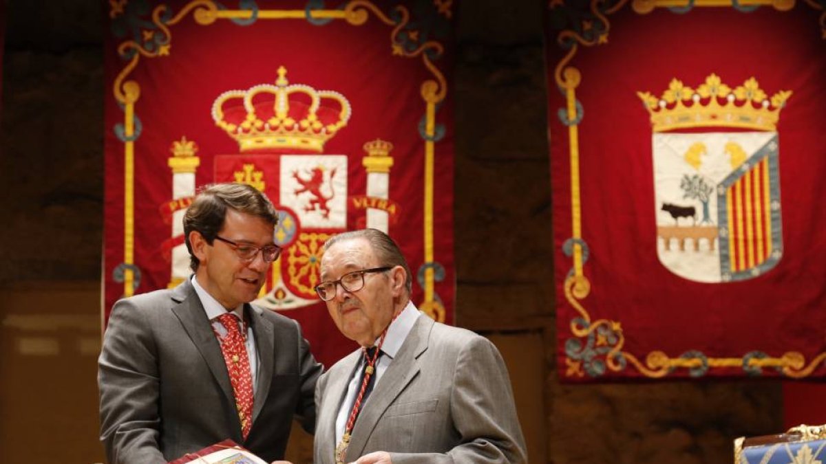 Entrega de las medallas de oro de las ciudad de Salamanca a los escultores Agustín Casillas, Venancio Blanco y Fernando Mayoral. En la imagen recibe la medalla Agustín Casillas de mano del alcalde Alfonso Fernández Mañueco-ICAL