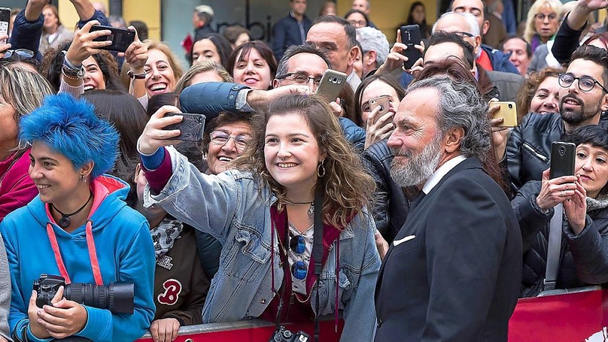 José Coronado se hace un ‘selfie’ con una admiradora.-PABLO REQUEJO