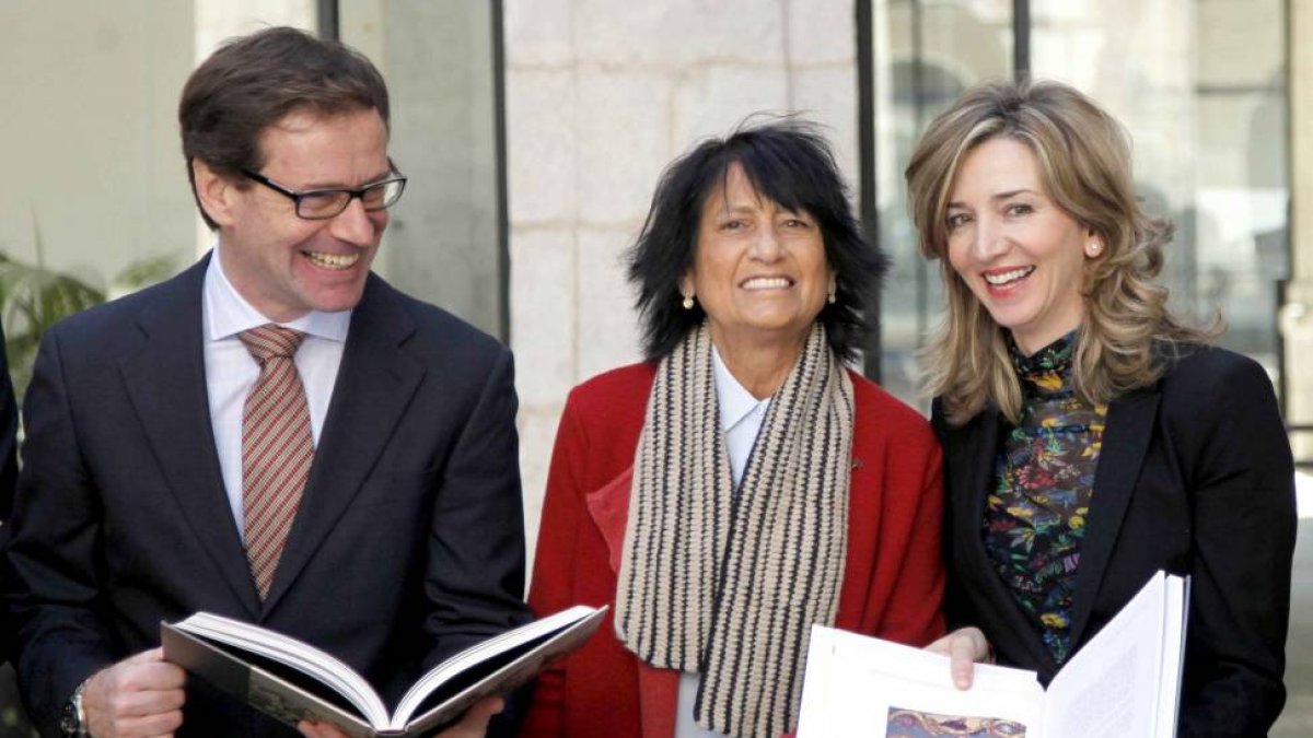 La consejera de Cultura y Turismo, Alicia García, y la presidenta de la Fundación Miguel Delibes, Elisa Delibes, presentan la publicación conmemorativa 'El viaje de los libros prohibidos. Miguel Delibes. El Hereje' junto al director gerente de la Fundació-Ical