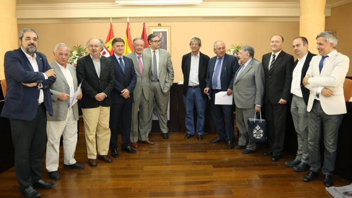 El jurado del XXV Premio de Poesía Jaime Gil de Biedma da a conocer su decisión sobre el galardonado de este año.-ICAL