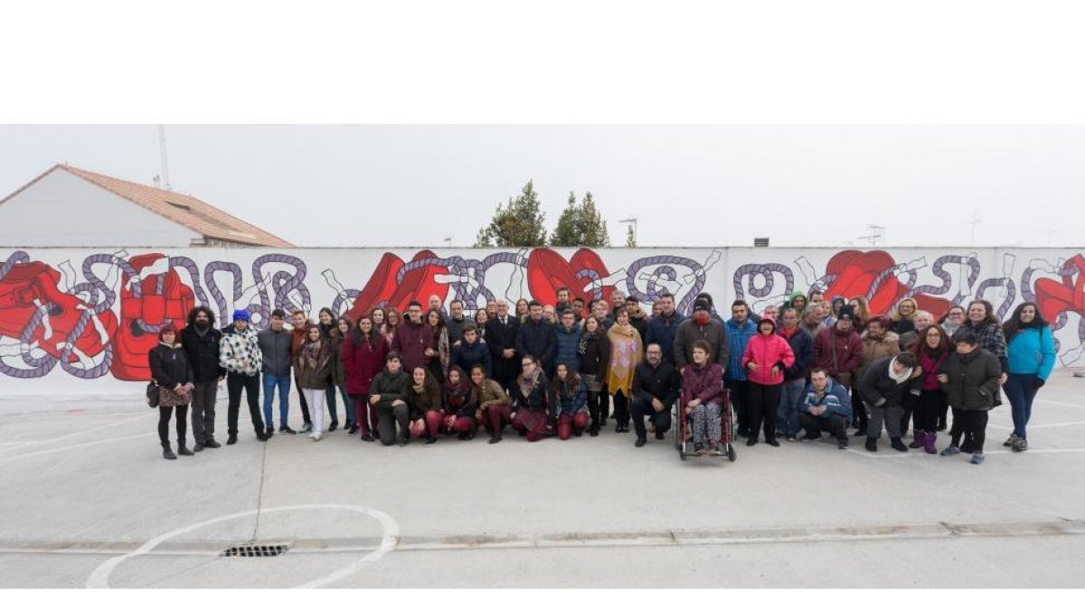 El presidente de la Diputación de Valladolid, Jesús Julio Carnero (C), posa junto a los diferentes colectivos participantes en un mural-ICAL