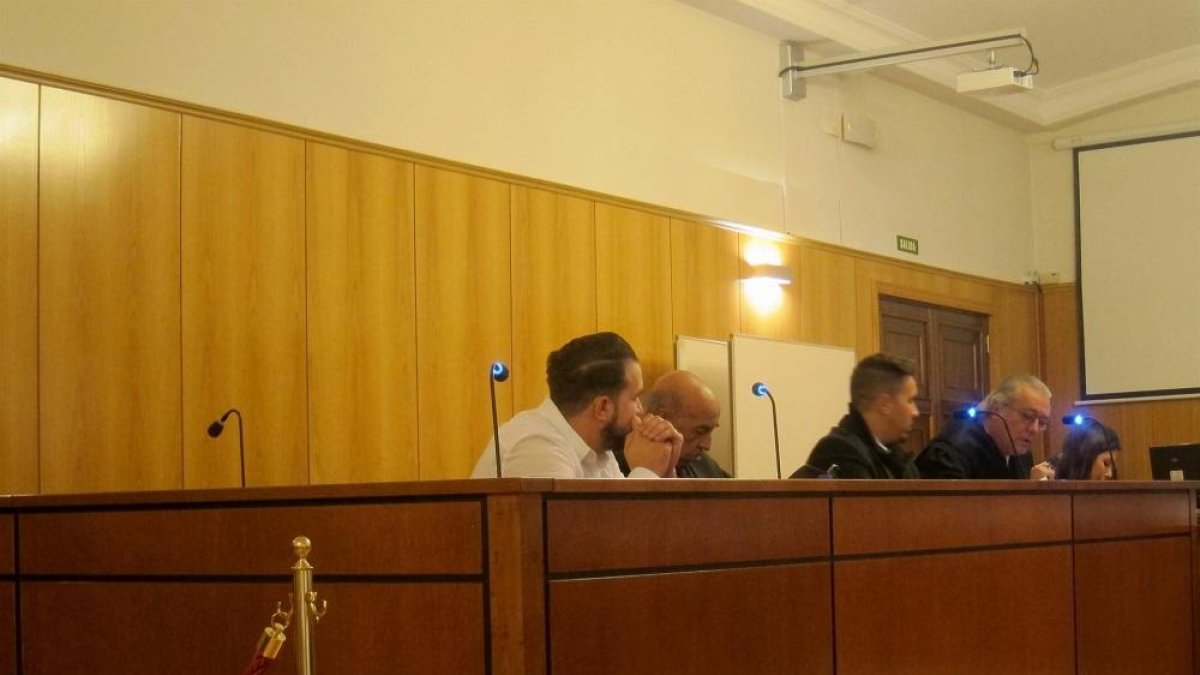 Los dos hermanos y sus abogados, en el juicio.-EUROPA PRESS