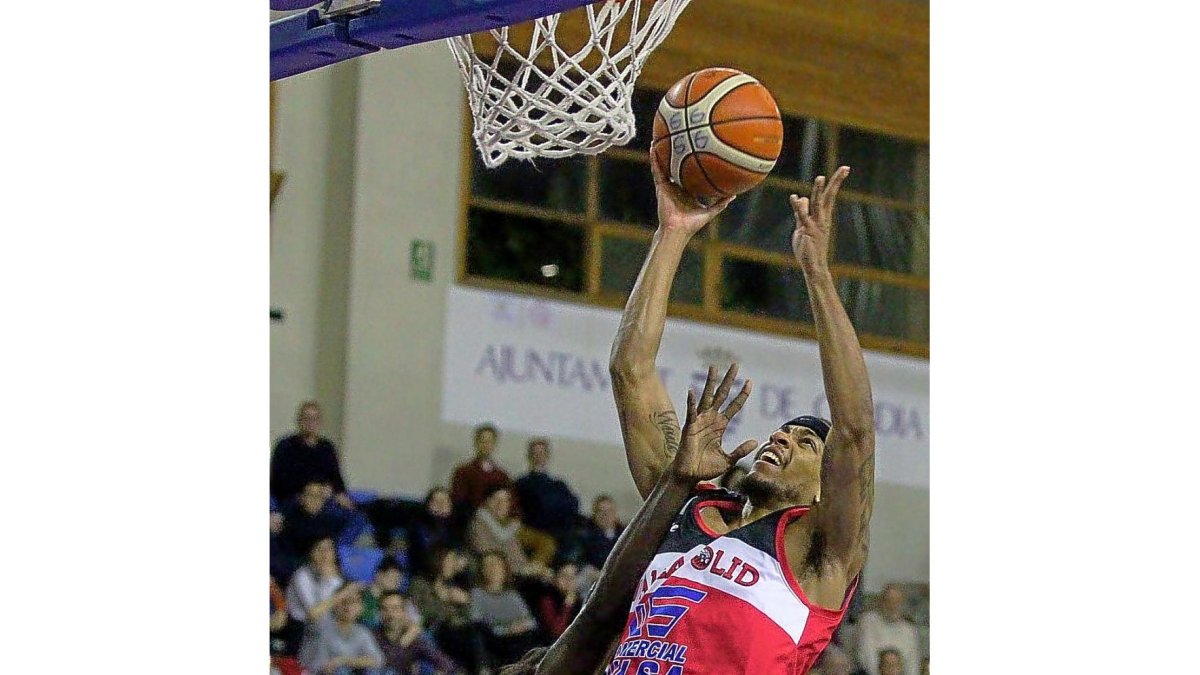 Wade Chatman, 24 puntos en el partido, entra con fuerza a canasta ayer en Gandía.-PHOTO-DEPORTE