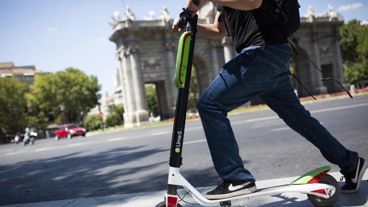Un joven circula con su patín eléctrico.-ANTONIO HEREDIA