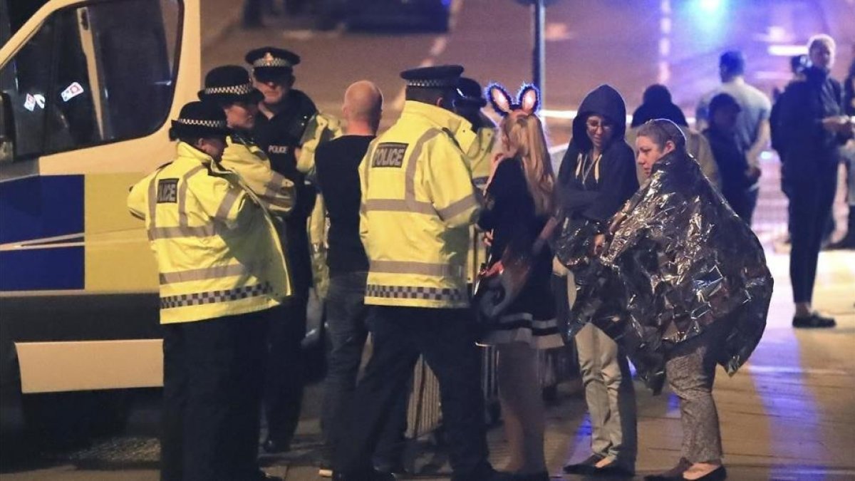 Servicios de emergencia tras el atentado en Manchester, el 23 de mayo.-AP / PETER BYRNE