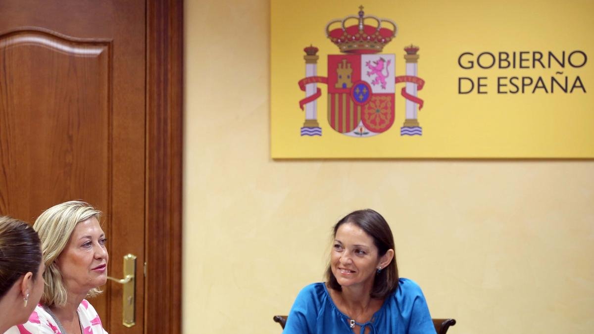 La consejera de Economía y Hacienda, Pilar del Olmo, y la ministra de Industria, Comercio y Turismo, Reyes Maroto, se reúnen para abordar la situación de la empresa Made, en Medina del Campo.-MIRIAM CHACÓN / ICAL
