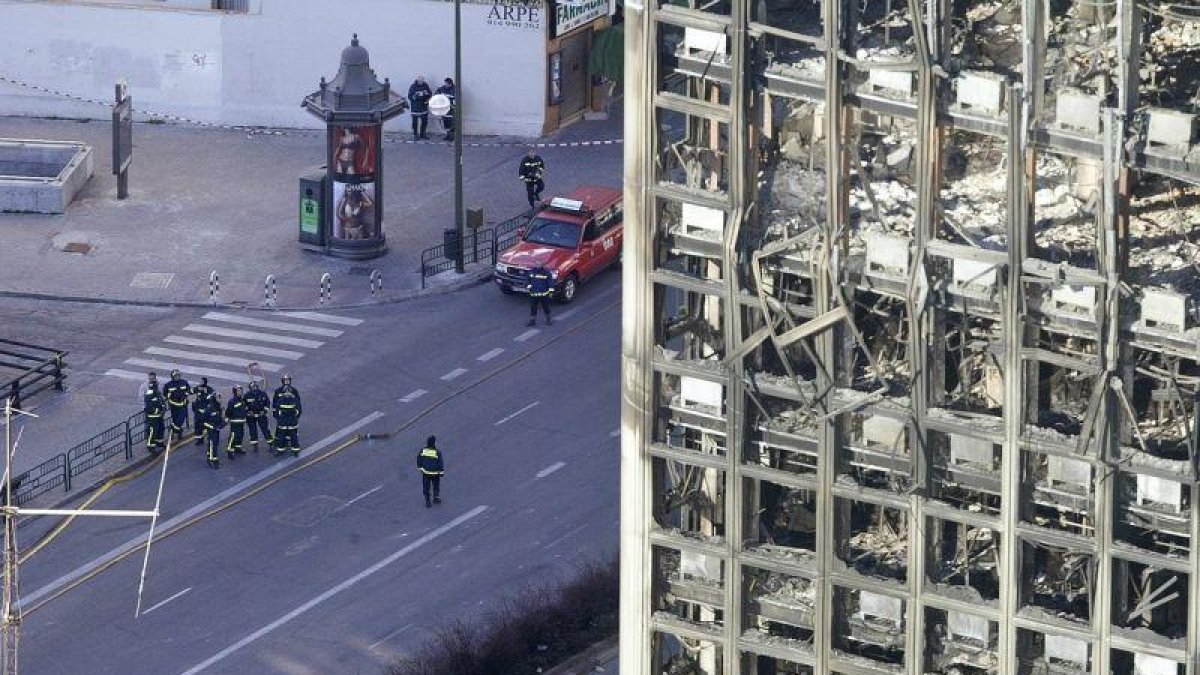 El edificio Windsor en Madrid, tras el incendio en febrero del 2005.-AGUSTÍN CATALÁN