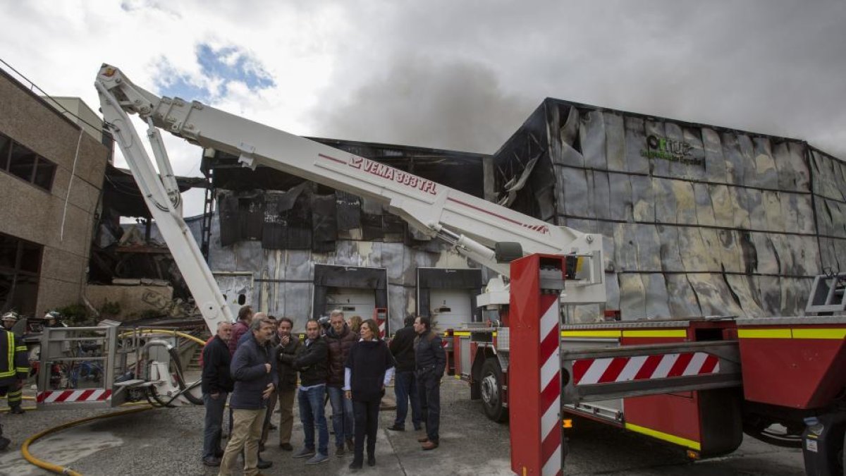 la consejera de Agricultura y Ganadería, Milagros Marcos, visita el lugar del incendio en el polígono de Vicolozano.-ICAL
