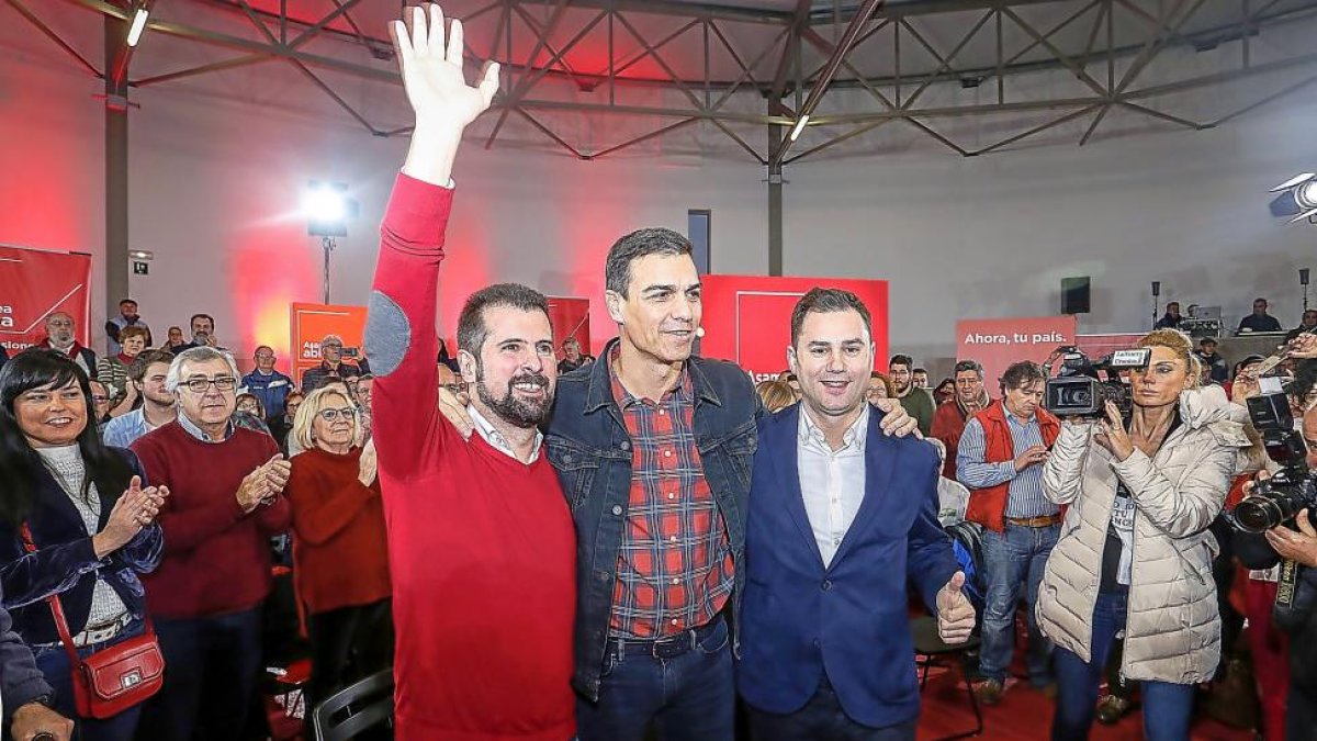 Pedro Sánchez junto al secretario autonómico, Luis Tudanca, y el provincial, Javier Cendón-ICAL