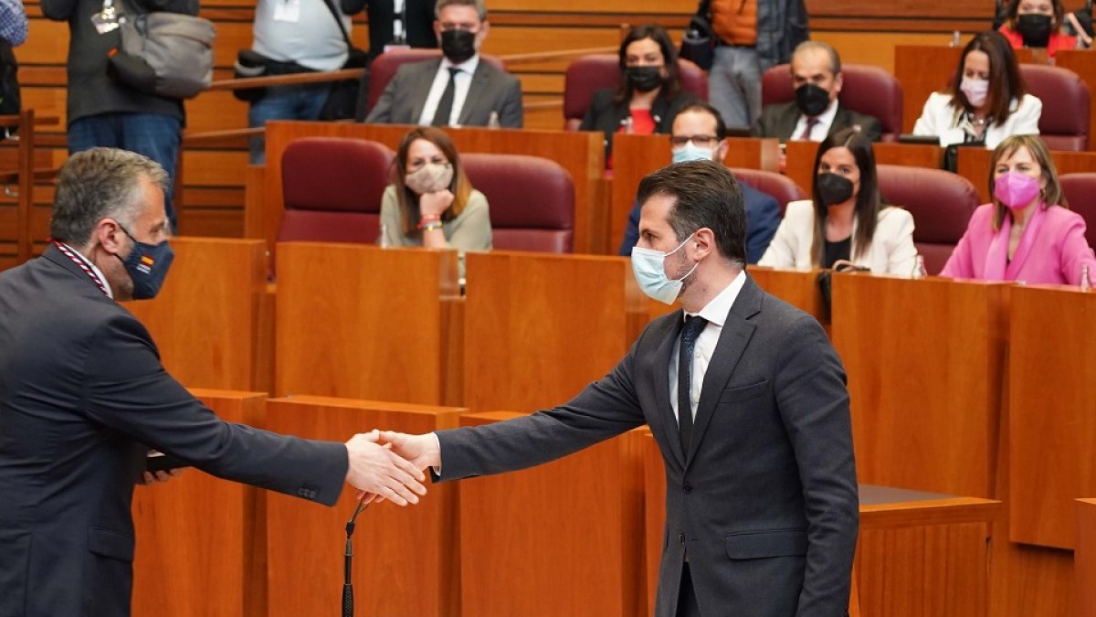 Pollán estrecha la mano de Tudanca tras jurar su cargo como procurador. -ICAL