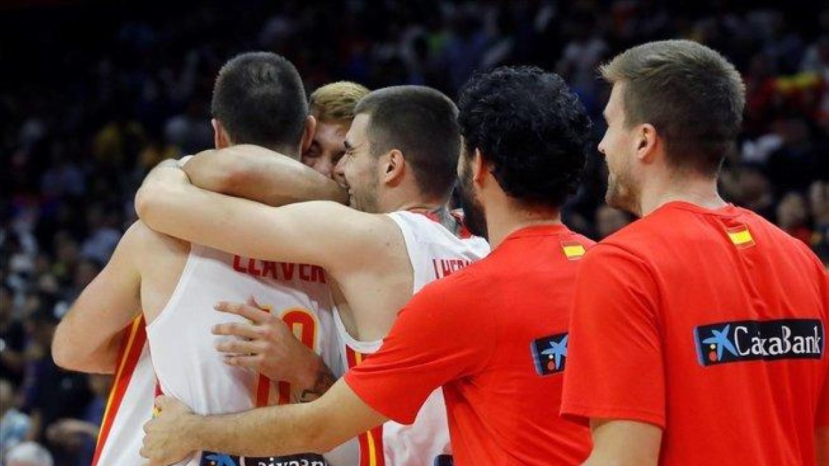 Los jugadores de la selección celebran el triunfo ante Serbia en el partido de Wuhan.-JUAN CARLOS HIDALGO (EFE)