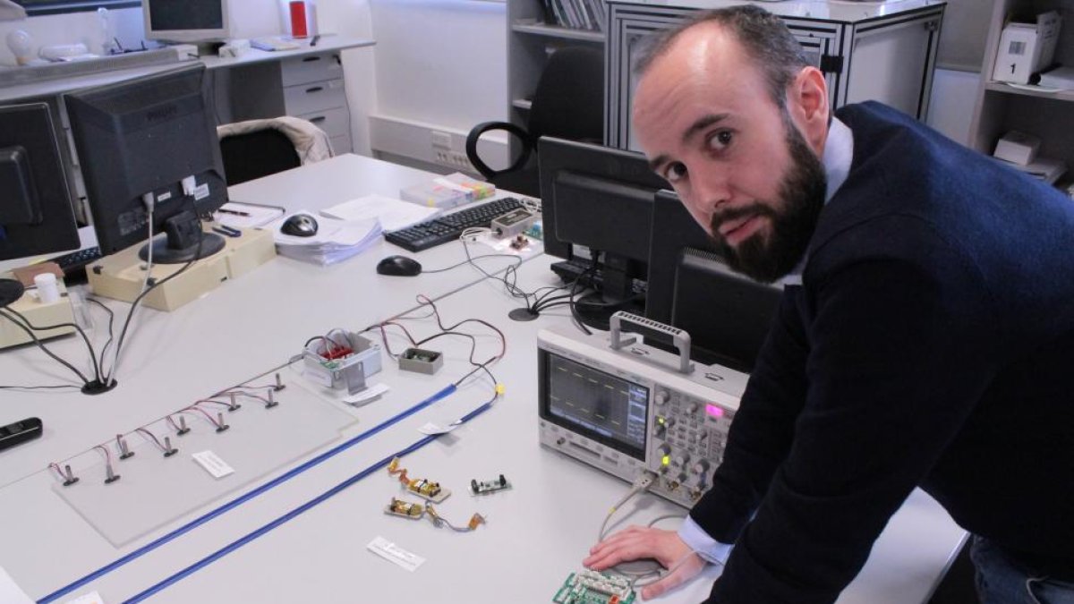Miguel Portal testea una placa con un osciloscopio para realizar algunas pruebas.-ANGEL SOLAGUREN-BEASCOA