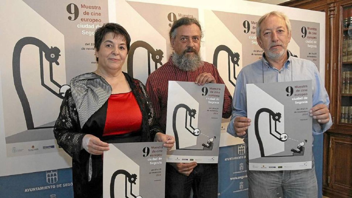 La alcaldesa de Segovia, Clara Luquero, presenta el cartel de la IX Muestra de Cine Europeo de Segovia, junto con el autor del cartel, Francesc Capdevila (C), y el director de Muces, Eliseo de Pablos (D)-El Mundo