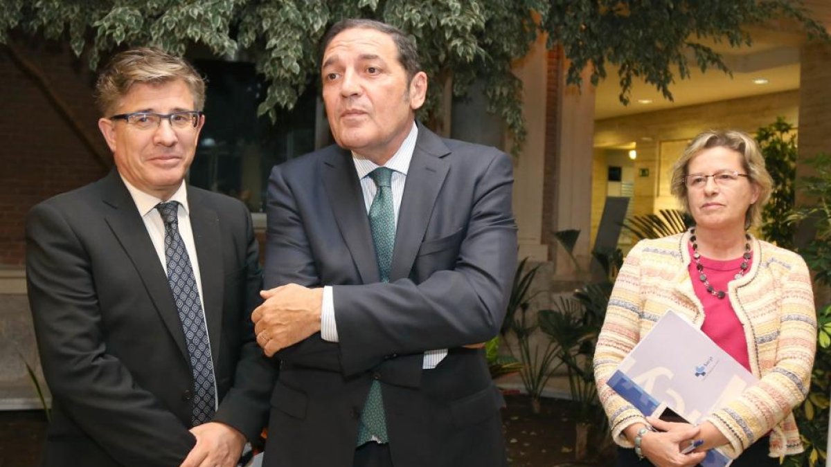 El consejero de Sanidad, Antonio Sáez, informa sobre la paralización de las oposiciones de enfermería.-ICAL