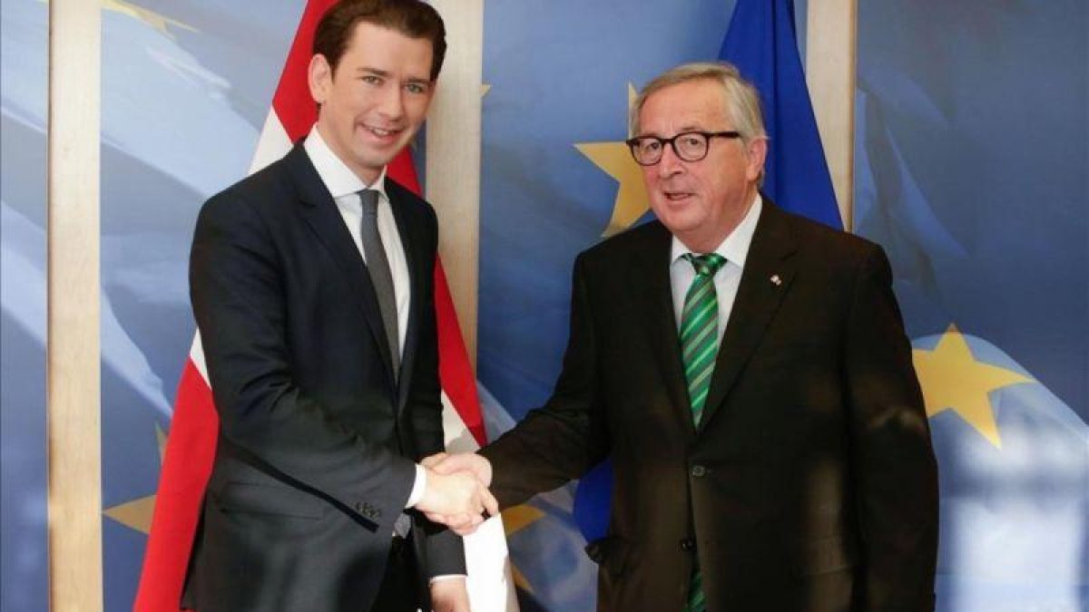 Jean-Claude Juncker saluda al canciller austriaco Sebastian Kurz, en Bruselas-ARIS OIKONOMOU (AFP)
