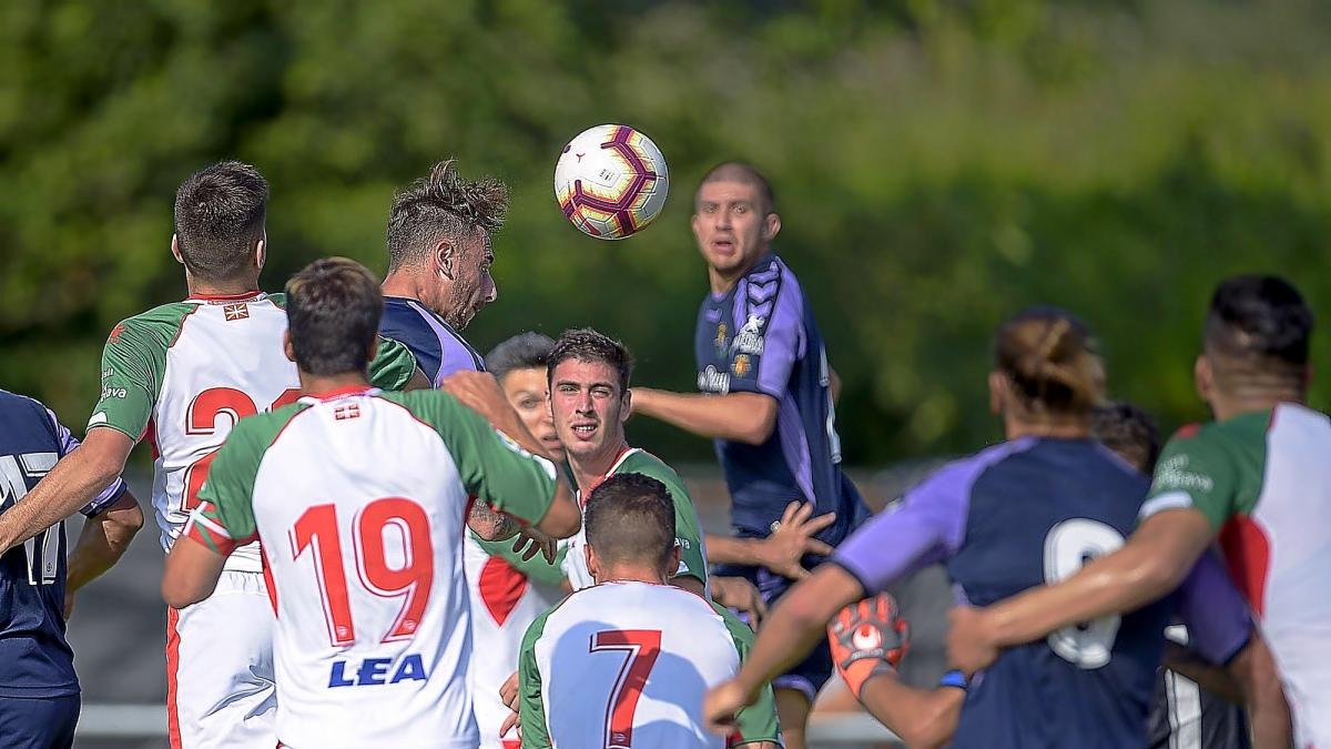 Fernando Calero cabecea un córner en el primer partido contra el Alavés.-HUGO ÁLVAREZ