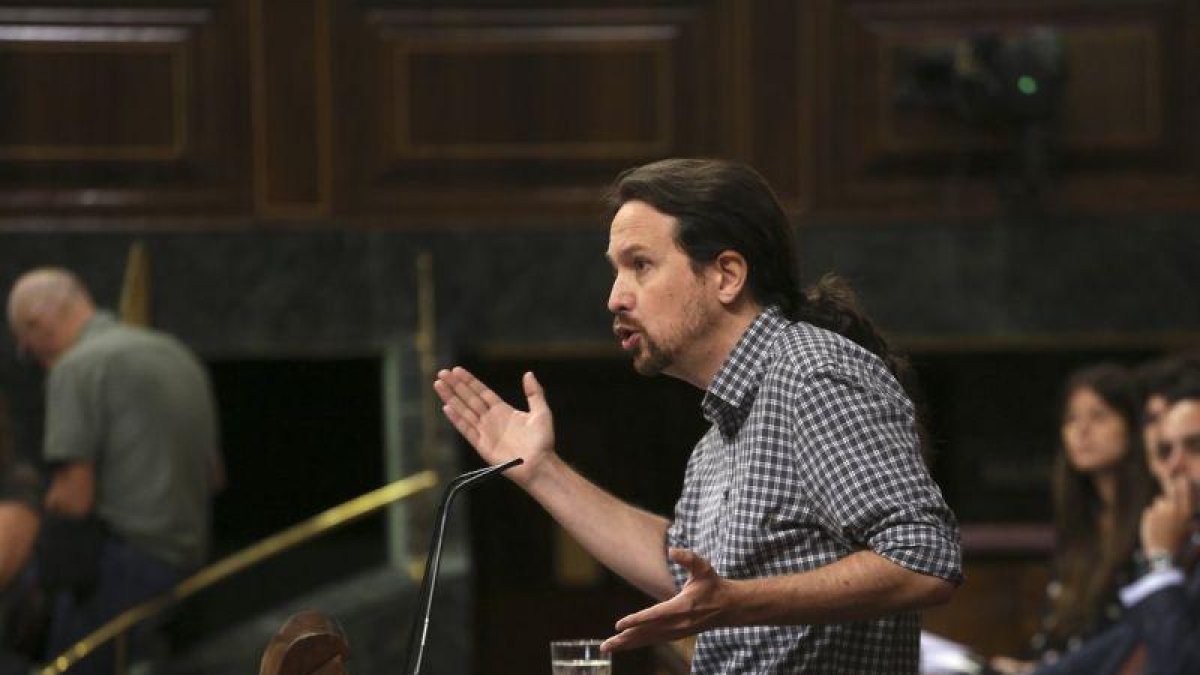 El secretario general de Podemos, Pablo Iglesias, en la sesión de investidura.-DAVID CASTRO