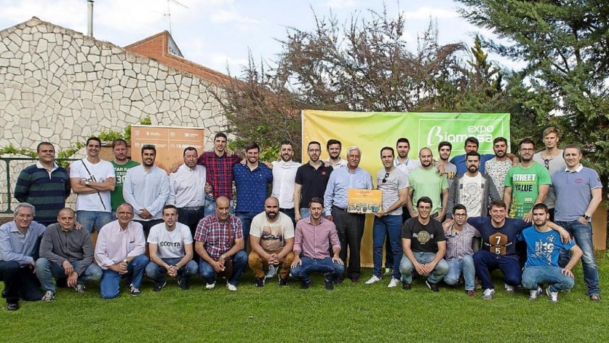 Los jugadores del Atlético Valladolid, acompañados por técnicos, directivos y su patrocinador Expobiomasa -todos en la imagen- celebraron ayer el ascenso a la Asobal en el Centro de Turismo Rural Puentes Mediana de Hornillos de Eresma.-E. M.