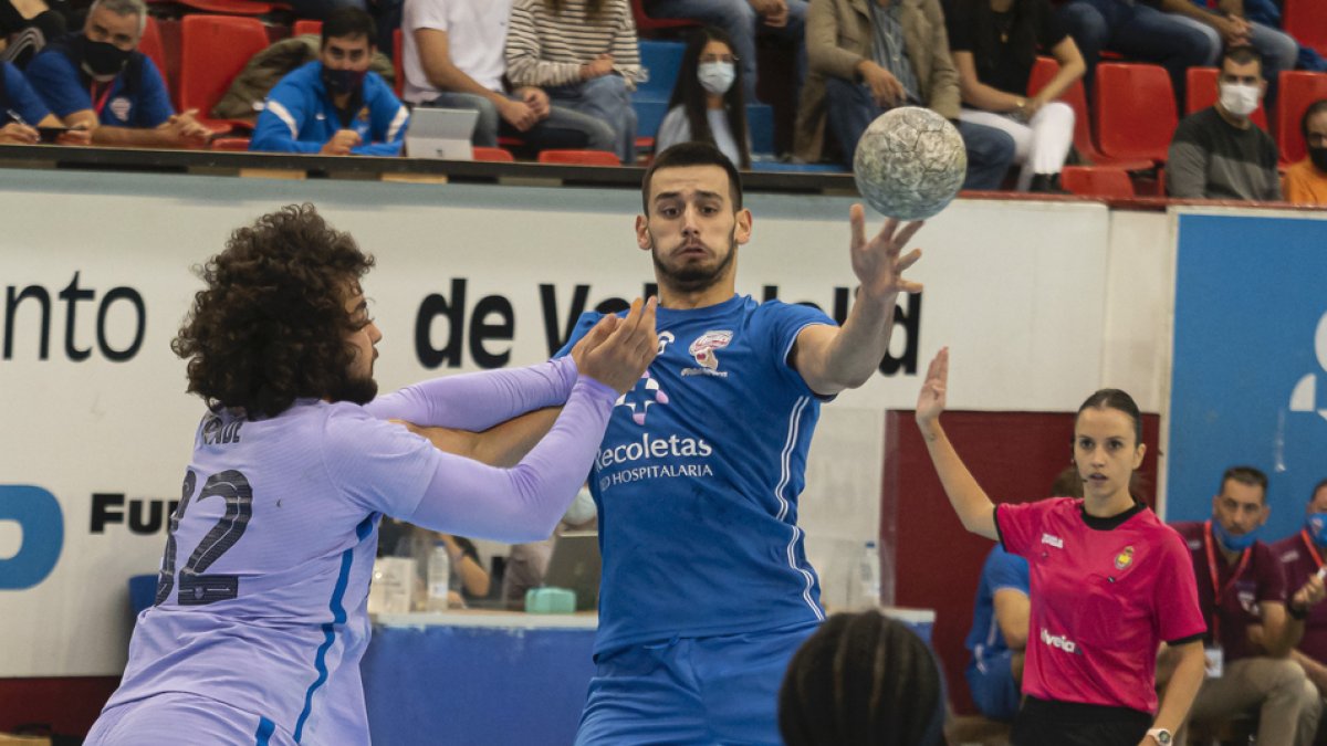 Álvaro Martínez realiza un pase en el partido de ida en Valladolid. / PHOTOGENIC