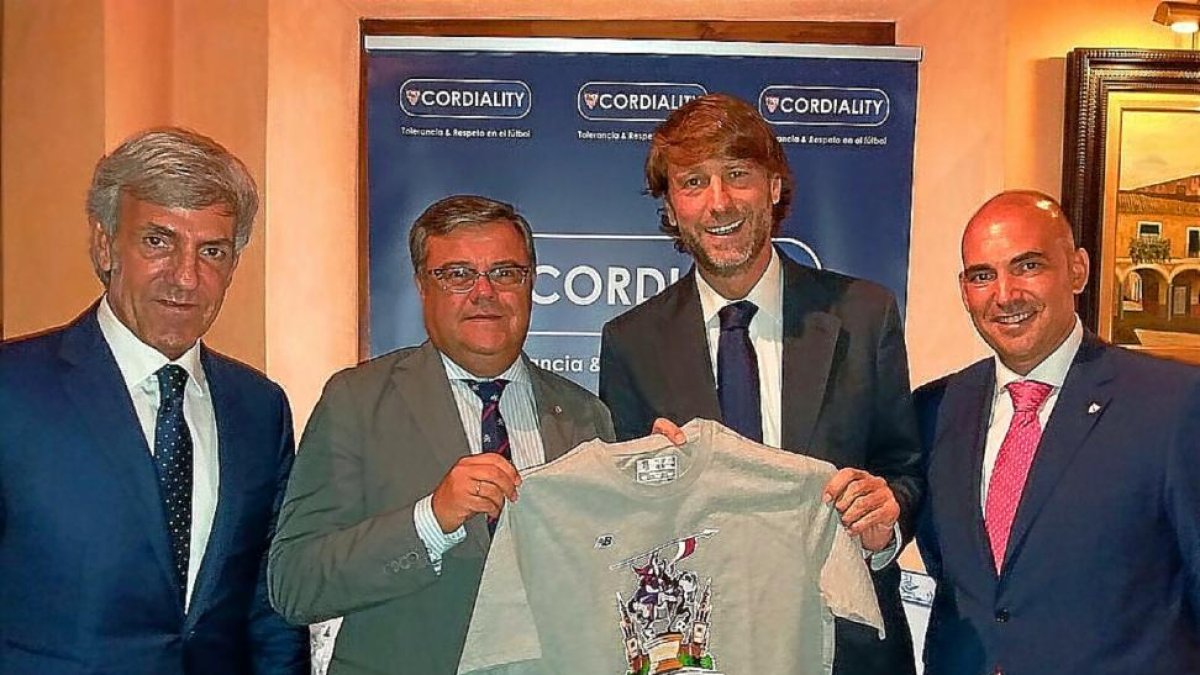 José Moro y Carlos Suárez flanquean a un directivo del Sevilla, durante la visita del Real Valladolid a su filial.-SFC